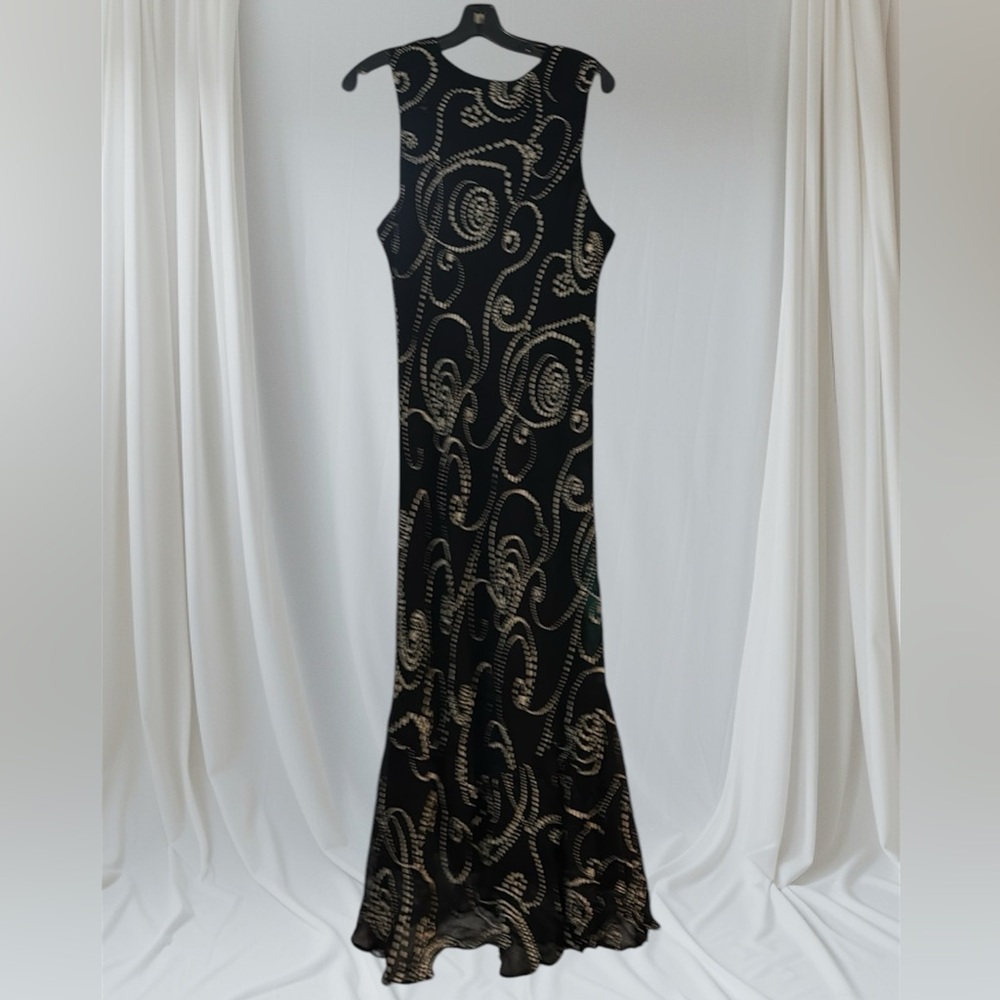 Beautiful Avenue black and cream floor length dress. 14/16